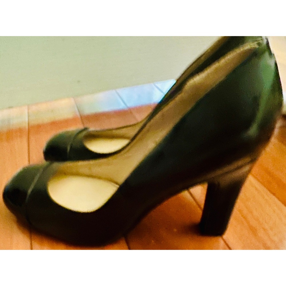 Women's black Marc Fisher heels size 6‎ - Picture 2 of 3